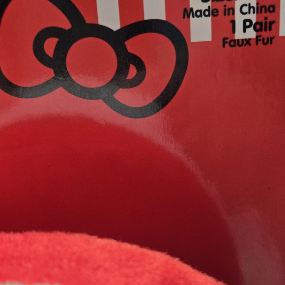 NEW Hello Kitty Women's White and Red Slippers Shoe Size 7-8 M-L NWT - Picture 4 of 6